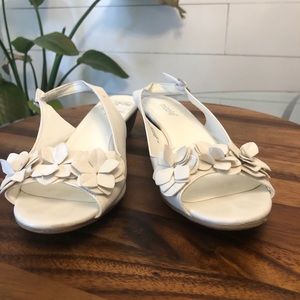 🎉5 for &25🎉 Pretty white slingback wedges 9W